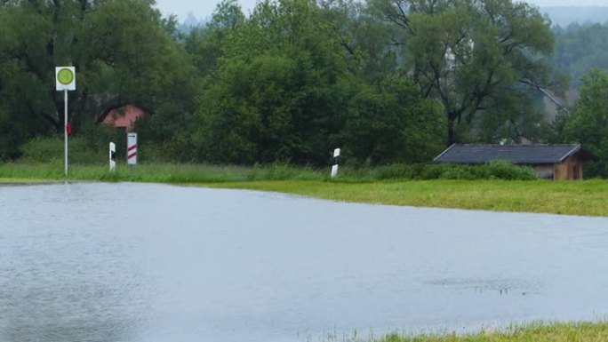 雨中淹没的道路