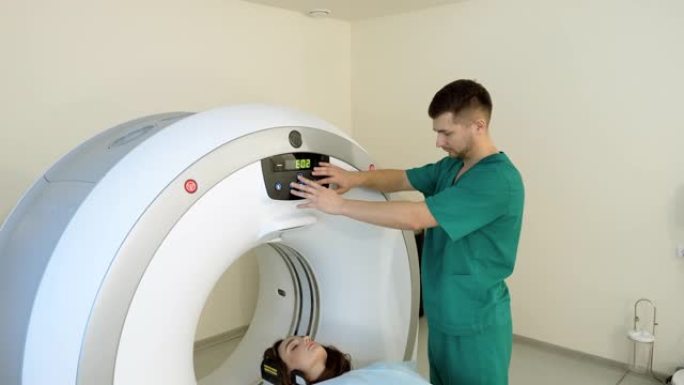计算机断层扫描或磁共振成像程序。年轻漂亮的女病人在体检。CT或MRI扫描。4K