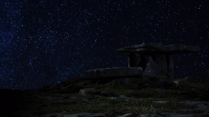 伯伦县克莱尔爱尔兰的波纳伯龙多门夜行。包括银河系和流星的镜头