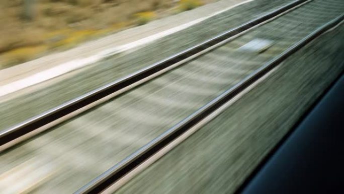 从快速列车的窗口查看铁轨。子弹头列车在铁路轨道上行驶。4K