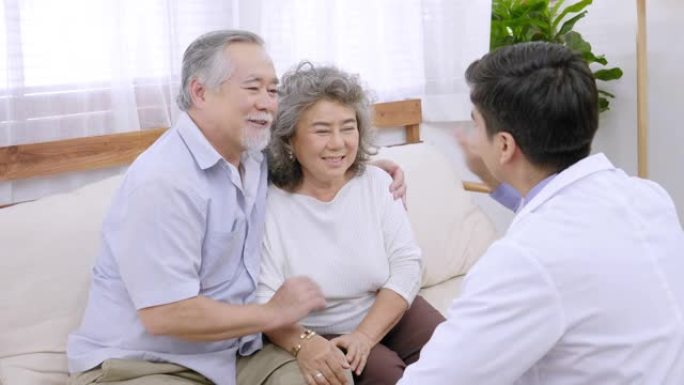 健康医生探视老年夫妇在家访期间，医生检查检查祖母