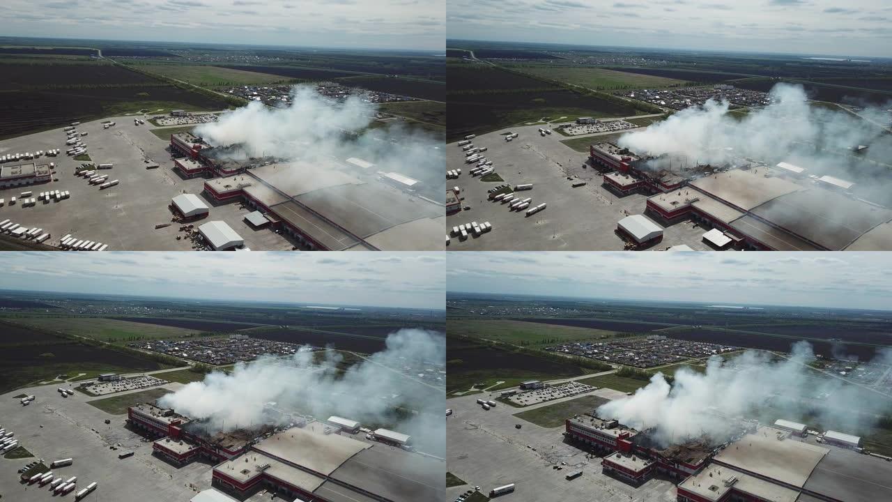 燃烧的工业建筑。烟雾，倒塌的屋顶，鸟瞰图
