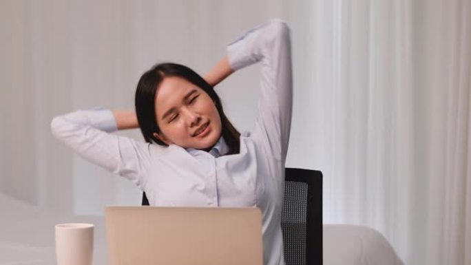亚洲商界女性在家工作后舒展身体放松的行动
