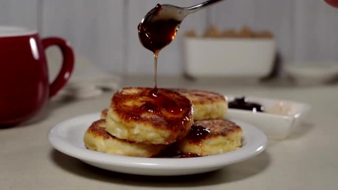 Pruing水果jam onto a cheese pancake