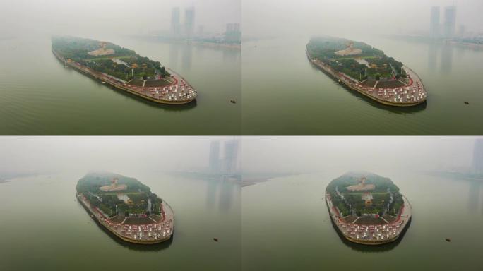 多云的天长沙市著名的河岛公园纪念碑空中延时全景4k中国