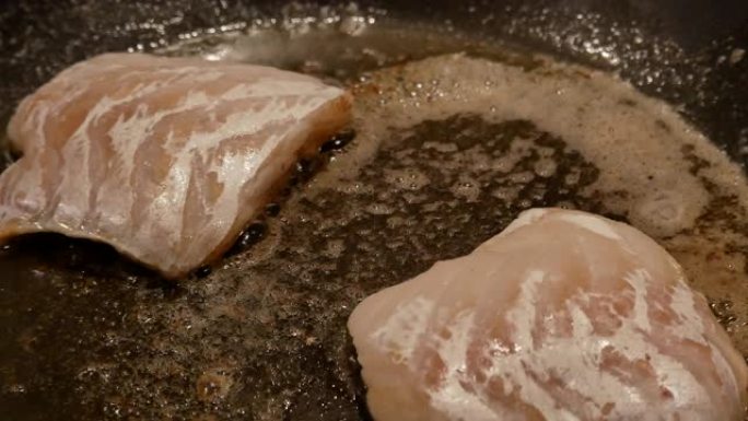 鳕鱼在融化的黄油中煮熟