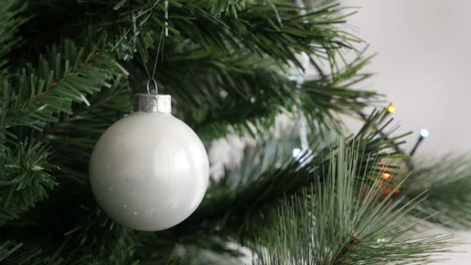 豪华圣诞树和带闪烁圆点灯的反光摆设4K