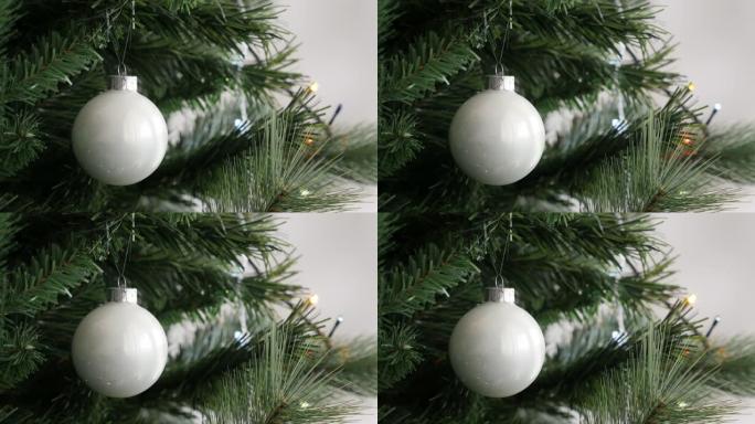 豪华圣诞树和带闪烁圆点灯的反光摆设4K