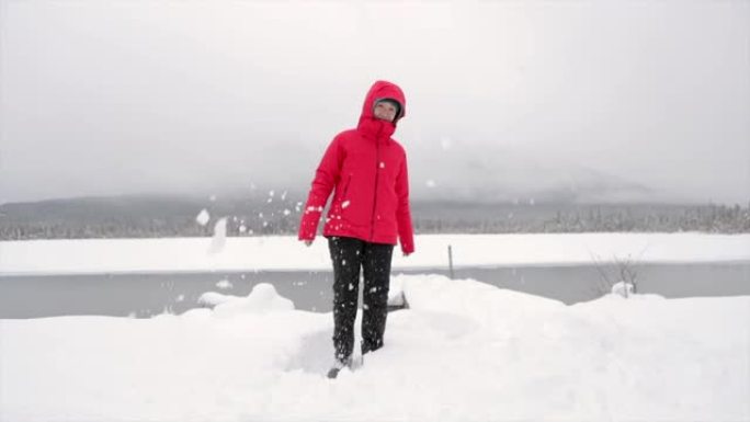 女人在朱砂湖玩雪雪地雪花