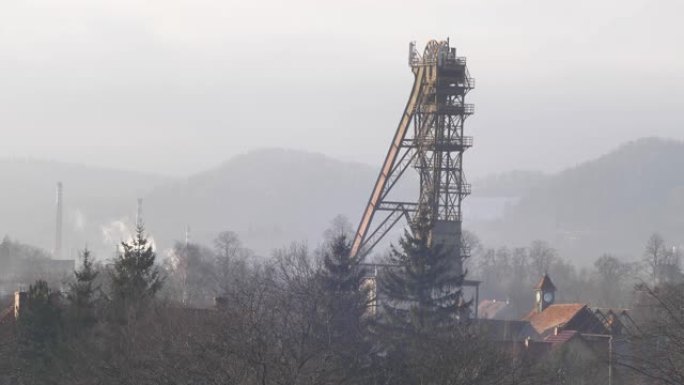 雾蒙蒙的冬季，波兰丘陵地区的煤矿井