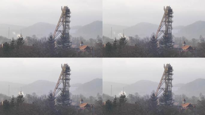 雾蒙蒙的冬季，波兰丘陵地区的煤矿井