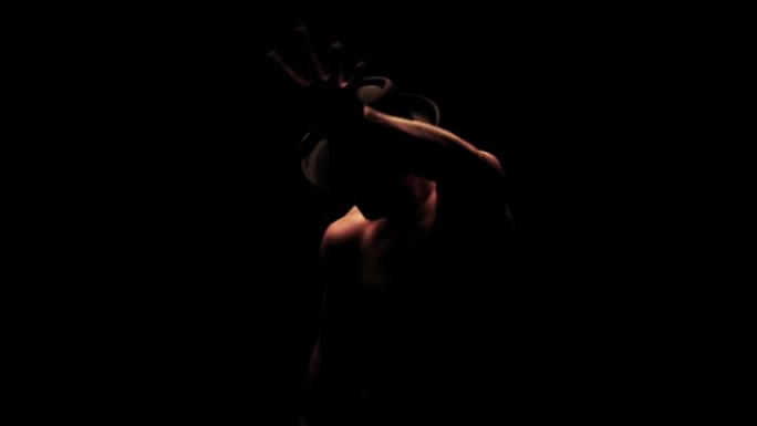 一个人在黑暗中跳舞的剪影