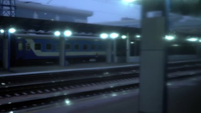基辅中央火车站在晚上。火车到达月台上，从窗户可以看到。