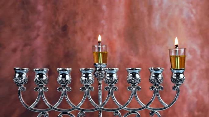 在光明节的光明节上点燃第一支蜡烛，用蜡烛烛台点燃传统的犹太节日