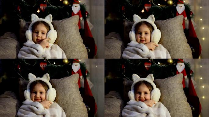 快乐可爱的孩子在冬天的耳机微笑，许愿并等待圣诞老人的礼物。圣诞快乐，新年快乐。