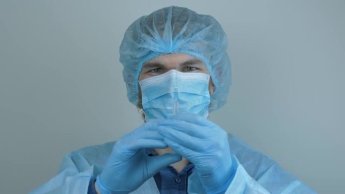 男性医生拿着注射器注射药物的肖像。新型冠状病毒肺炎冠状病毒的大流行保护。病毒保护和疫苗接种。穿着注射