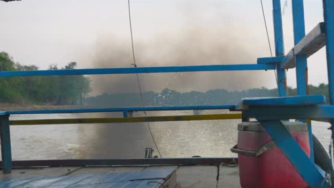 柬埔寨暹粒洞里萨湖船上黑烟的空气污染。