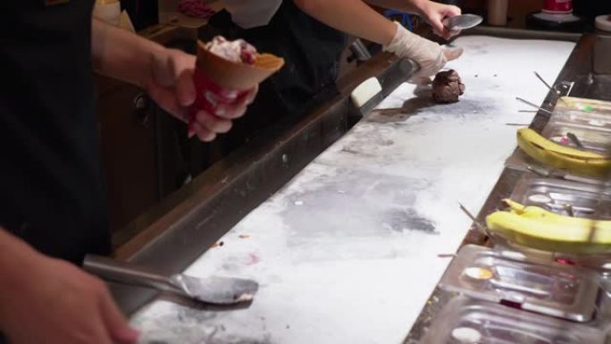 咖啡馆里的手工冰淇淋。在糖果店加工制作手工冰淇淋。