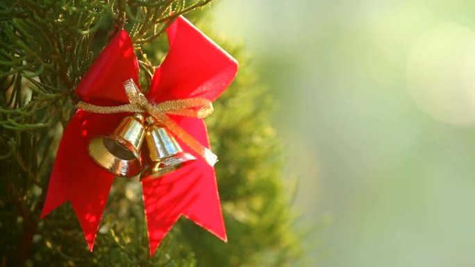 圣诞树上的金钟家庭装饰、节日活动、雪、