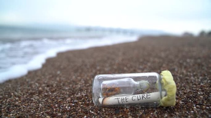瓶子里的信息高清视频，海波在沙滩上写着 “治愈” 的文字