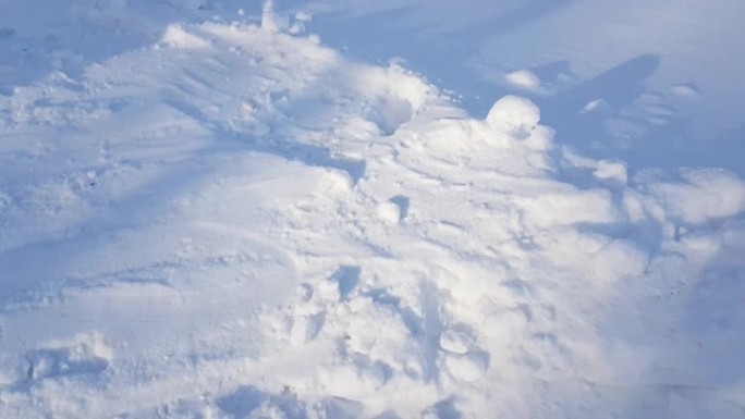 冰雪覆盖的土地，白雪皑皑的蓝白背景上的阳光和阴影，冬季景观，4k镜头