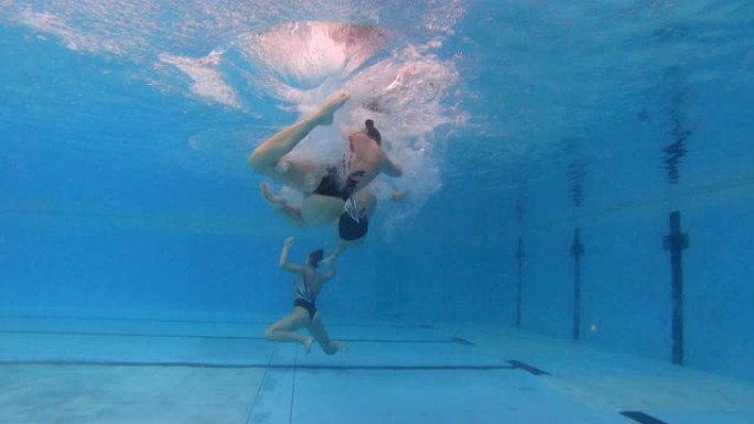 一名女子在花样游泳编舞中跳出水面的水下视频