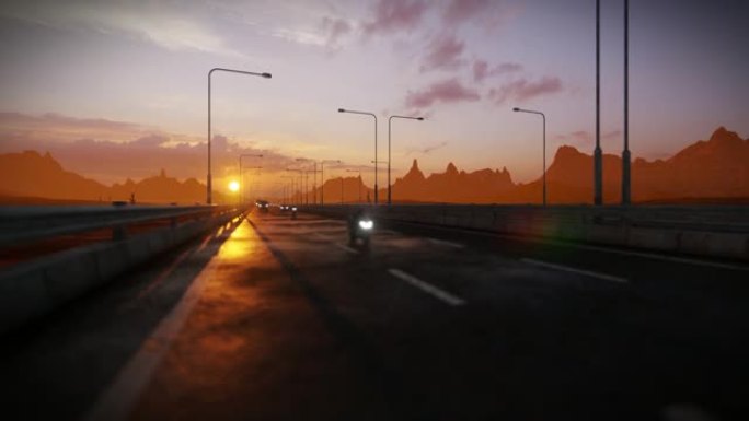 高速公路交通对沙漠山和美丽的日落的关闭