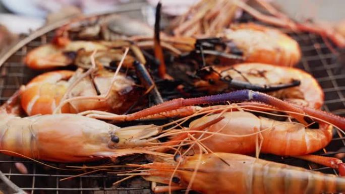 泰国床单海鲜餐厅的木炭烤虾和鱿鱼。