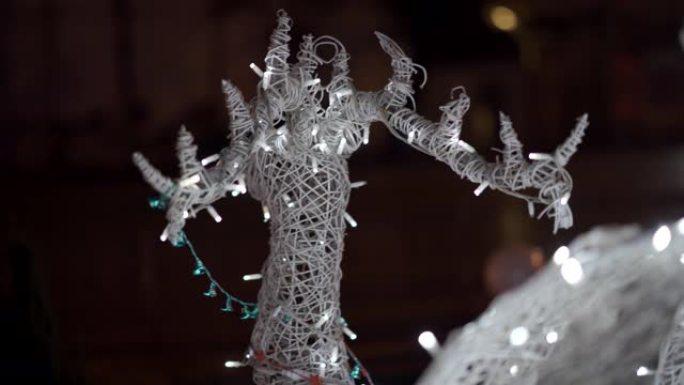 夜城街上的圣诞装饰品，由夜光制成的鹿。