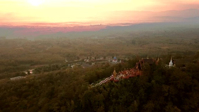 黎明时分，泰国南邦省乡村小山丘上的多帕禅寺 (Wat Phra) 的鸟瞰图。