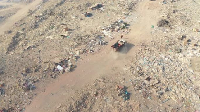 垃圾填埋场露天焚烧垃圾的4k航拍画面。沙巴卡尤马当亚庇垃圾场垃圾、塑料、玻璃和其他垃圾场