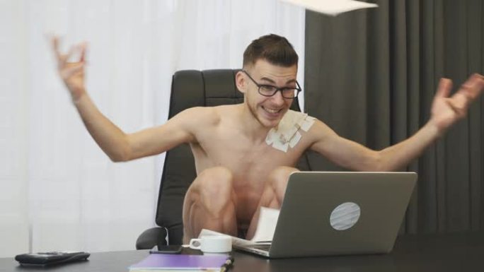 快乐的裸男在工作中扔文件。年轻小伙子穿着内衣庆祝在金融股票市场交易中获胜。马累在市场上赢得了一笔交易