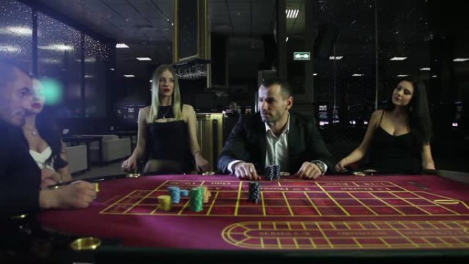 两个残酷的男人在赌场玩耍，周围是女孩