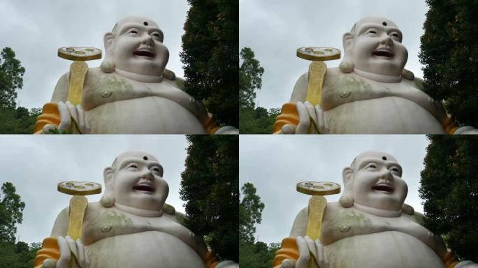 泰国公园的微笑佛陀