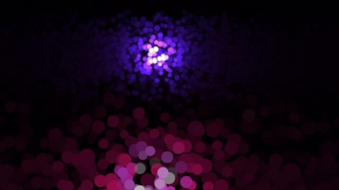 无尽美丽的粉红色和紫色的小圆圈被手电筒耀斑照亮，无缝循环。动画。黑色背景上混乱移动的彩色飞行圆形粒子