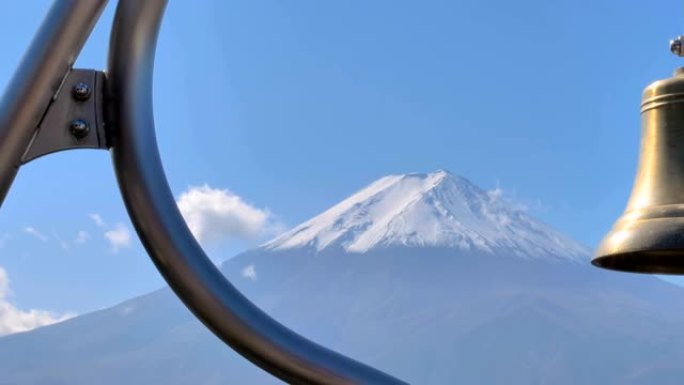 富士日本边上挂的金属钟