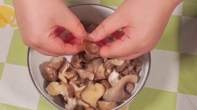择蘑菇洗蘑菇秀珍菇焯水平菇焯水 (1)
