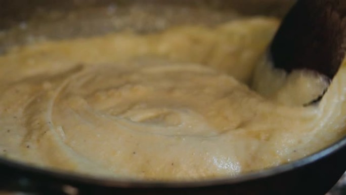 准备奶酪火锅-传统土耳其油炸奶酪