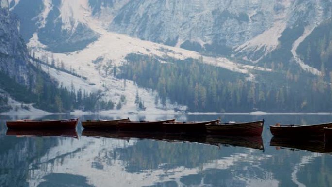 美丽的拉戈迪布莱斯湖风景，意大利高山上的浪漫之地