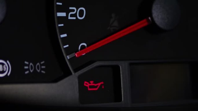 仪表板上点亮的汽车机油图标的彩色图像。