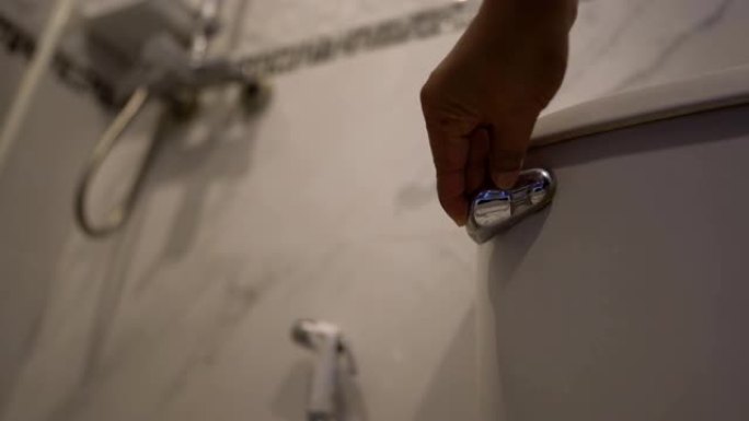 人们在厕所里冲水洗手盆水箱视频素材盖塞器