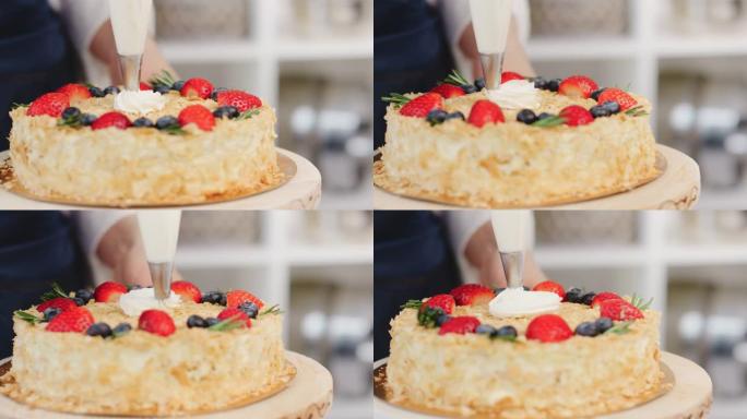 在新鲜浆果装饰的蛋糕上加入鲜奶油。在红色乌鸦4k电影摄像机上拍摄