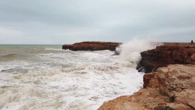 影片海浪运动撞击岩石地平线水域海滩自然力量