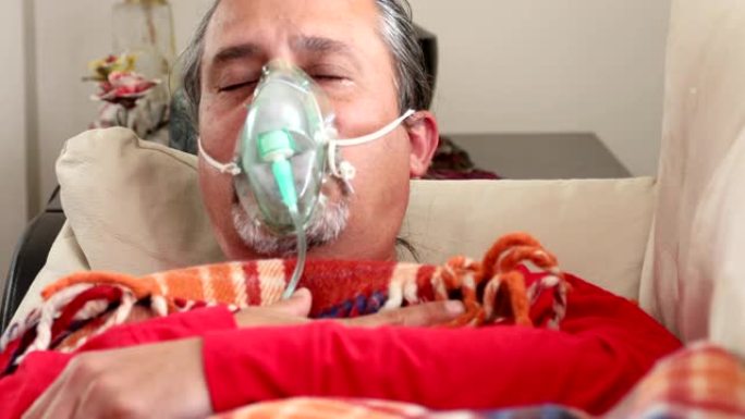 受感染的病人正在通过雾化器面罩呼吸