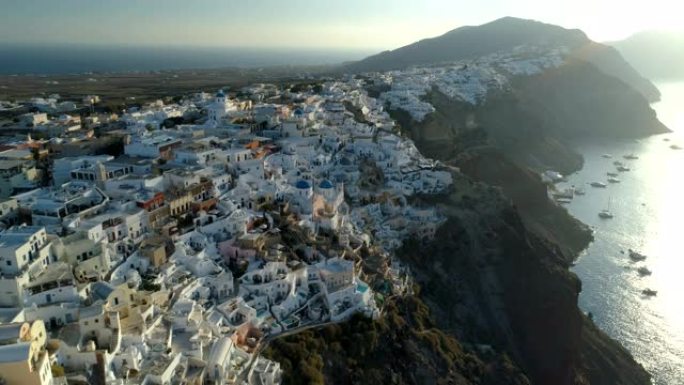 鸟瞰图飞越希腊圣托里尼岛的伊亚市