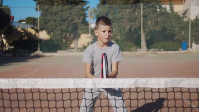 网球比赛，雄心勃勃的网球运动员男孩专注于比赛