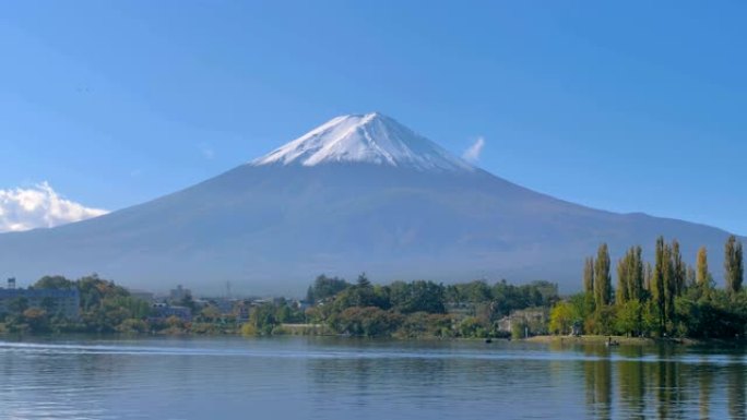 富士山在日本川口湖巡航时的景色