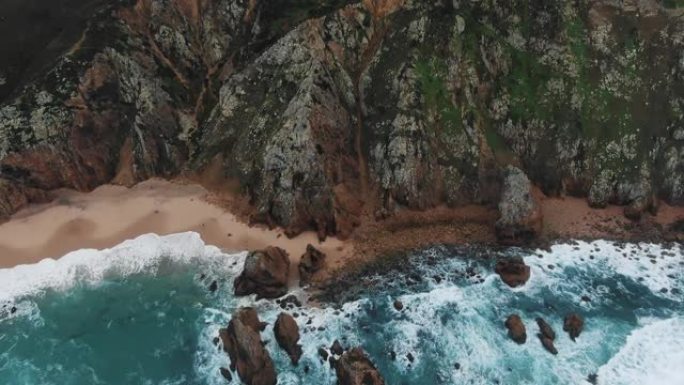 大风天，蔚蓝的海浪在海滩高高的悬崖上滚动