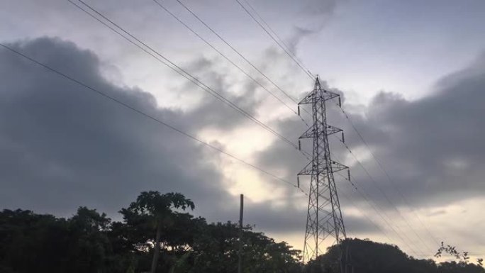 延时视频，日落时分的高压输电塔景观，暴雨和乌云移动。