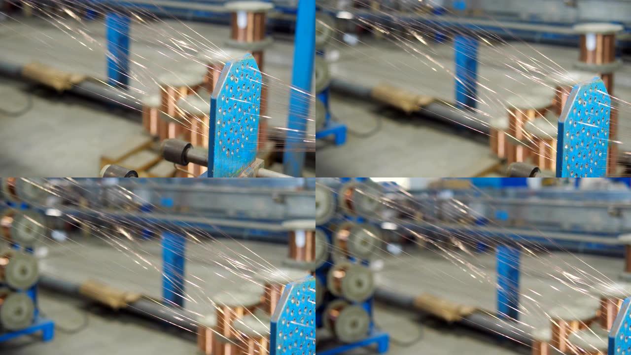 电缆生产厂拉拔铜线的工艺。细股的铜线被编织成一根电缆。